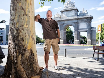 Enrique Moreno, retratado delante de la Puerta de Toledo, vendió su piso de La Latina porque no aguantaba las molestias de un piso turístico.