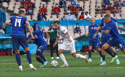 Pablo Sarabia es presionado por los jugadores eslovacos durante el partido en La Cartuja.