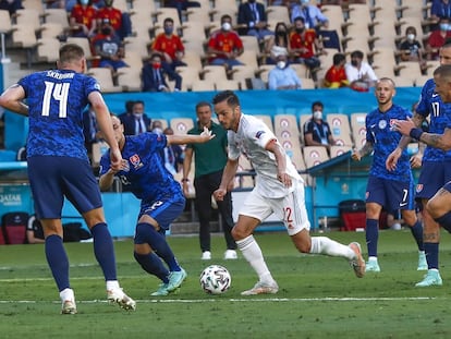 Pablo Sarabia es presionado por los jugadores eslovacos durante el partido en La Cartuja.