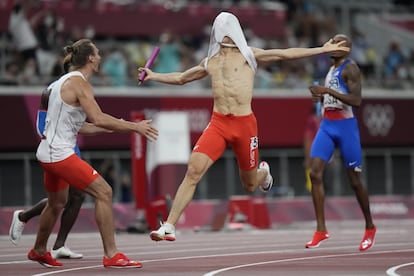 El polaco Patrick Grzegorzewicz celebra con sus compañeros de equipo el triunfo en la final de relevo mixto de 4x400 metros masculino.