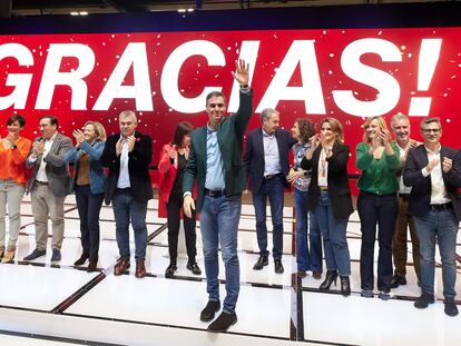 El Presidente del Gobierno Pedro Sánchez con su nuevo gobierno, en Madrid, el pasado 26 de noviembre.