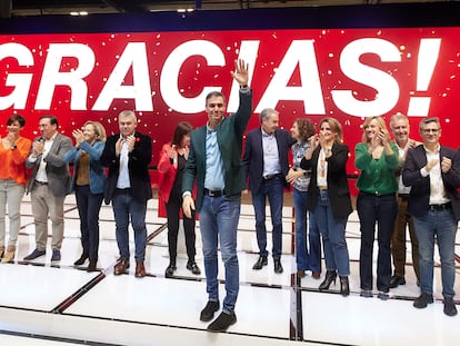 El Presidente del Gobierno Pedro Sánchez con su nuevo gobierno, en Madrid, el pasado 26 de noviembre.