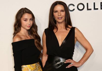 Catherine Zeta-Jones y su hija Carys Zeta Douglas en el desfile de Michael Koors en la Semana de la Moda de Nueva York 2017.