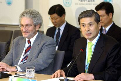 Woo-Suk Hwang (dcha.), durante la presentación junto a otros colegas científicos.