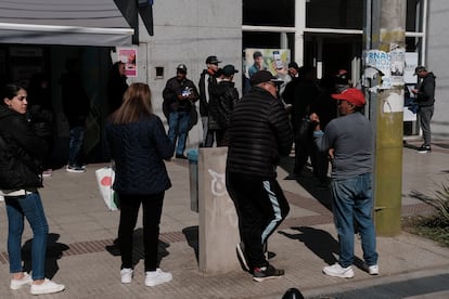 Un grupo de personas hace fila afuera de un banco en la localidad de Laferrere.