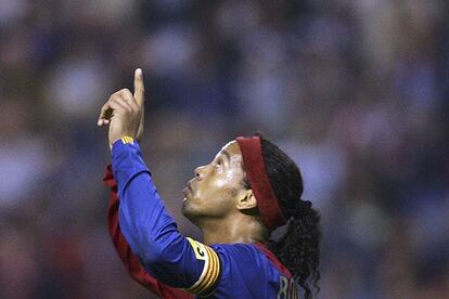 Ronaldinho dedica su gol al padre de su compañero Puyol, fallecido la víspera del encuentro.