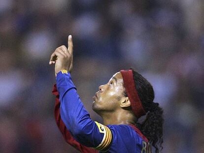 Ronaldinho dedica su gol al padre de su compañero Puyol, fallecido la víspera del encuentro.