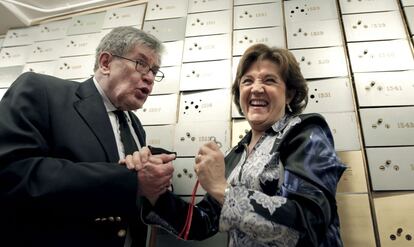 El escritor mexicano José Emilio Pacheco, Premio Cervantes 2009, junto a la directora del Instituto Cervantes, Carmen Caffarel, en la 'Caja de las Letras' en la sede en Madrid del Instituto Cervantes, donde depositó un legado personal.