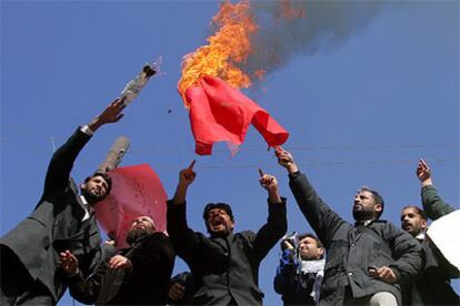 Manifestantes afganos queman una bandera de Dinamarca durante una protesta en Kabul.