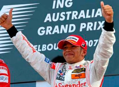 Lewis Hamilton celebra en el podio su tercera posición.