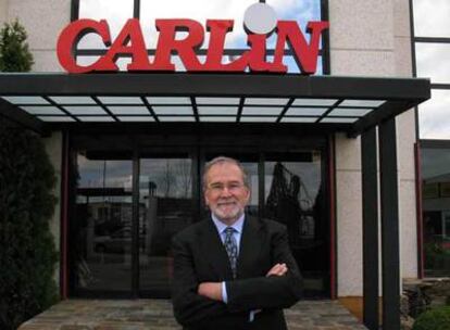 El director general de Carlin, José Luis Hernández, ante la sede de la empresa en Villaviciosa de Odón (Madrid).