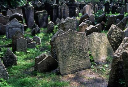 L&aacute;pidas del cementerio jud&iacute;o de Praga. Se calcula que hay 12.000 y m&aacute;s de 100.000 cuerpos bajo tierra.