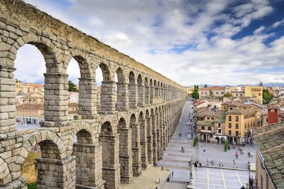 The aqueduct in Segovia was built in the first century BC and, despite having no mortar to hold together its granite stones, has remained standing ever since. It stands 28 meters at its highest point, and consists of two rows of 166 arches. The Roman monument was declared a World Heritage Site in 1985.