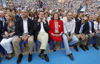 Camps y otros dirigentes del PP en un mitin en Valencia