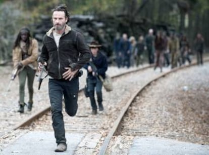 Una escena de 'The walking dead' con Andrew Lincoln -Rick, en la serie- junto a Danai Gurira -Michonne- y Chandler Riggs -Carl-.