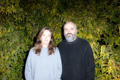 La comissària Filipa Ramos i l’artista Carlos Casas, autors de ‘Bestiari’.
