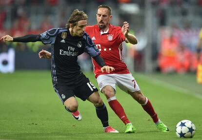 El centrocampista del Real Madrid Luka Modric y el jugador del Bayern de Múnich Franck Ribery luchan por el balón durante el partido de ida de los cuartos de final de la Champions League.