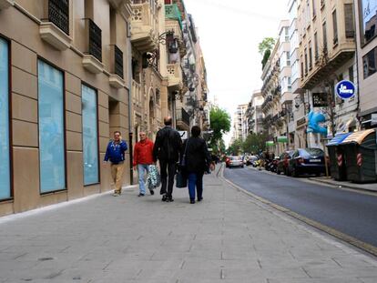 Calle F&eacute;lix Pizcueta, en Valencia, pavimentada con baldosas que reducen hasta el 72% de la contaminaci&oacute;n atmosf&eacute;rica.
 