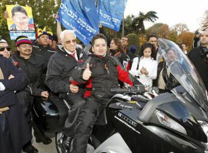 El sacerdote español Ángel García (izquierda) y el periodista colombiano Herbin Hoyos, en la moto en la que viajarán de Madrid a Roma para reclamar la libertad de todos los secuestrados.