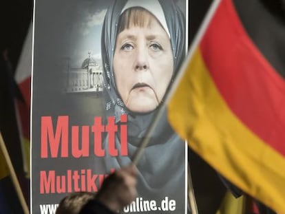 Un cartel en la protesta contra Merkel y el multiculturalismo.