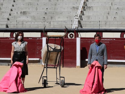 La presidenta de la Comunidad de Madrid, Isabel Díaz Ayuso, y el alcalde de Madrid, José Luis Martínez-Almeida, en un acto para la protección de la tauromaquia como patrimonio cultural en la plaza de Las Ventas, en agosto.