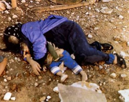 Una madre con su bebé en brazos, muertos en el ataque a Halabja, en el Kurdistán iraquí, en 1988.