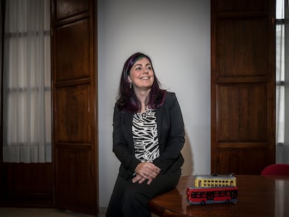 La nueva directora gerente de la EMT de Valencia, Marta Serrano, en su despacho.