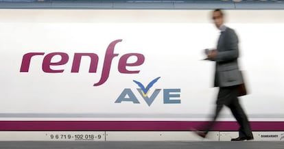 A passenger prepares to board an AVE train.