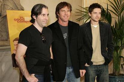 De izquierda a derecha, el director Paul Weitz y los actores Dennis Quaid y Topher Grace, ayer en Madrid.