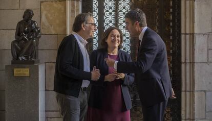 Ada Colau con el comisionado de Cultura Jaume Subirats, izquierda, y el comisionado de Empresa, Lluis Gómez.