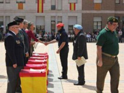La delegada del Gobierno en Cataluña, Llanos de Luna, da la mano a uno de los doce excombatientes durante el tributo miembros de la Divisón Azul, en Sant Andreu de la Barca. (Imagen extraída de un perfil de facebook).