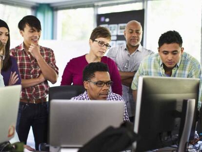 Varios hombres y mujeres trabajando.