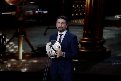 Ricardo Carbonero recoge el galardón por la película 'Argentina 1985', durante la entrega de los Premios Forqué.