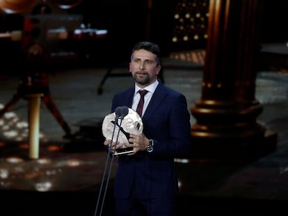 Ricardo Carbonero recoge el galardón por la película 'Argentina 1985', durante la entrega de los Premios Forqué.