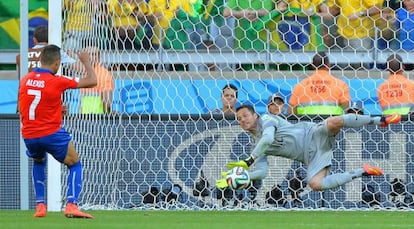 Julio César defende a cobrança de pênalti de Alexis, do Chile.