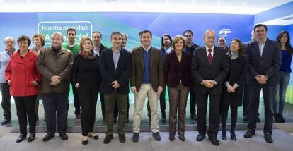 Moreno (en el centro), con los miembros de la candidatura por Málaga.