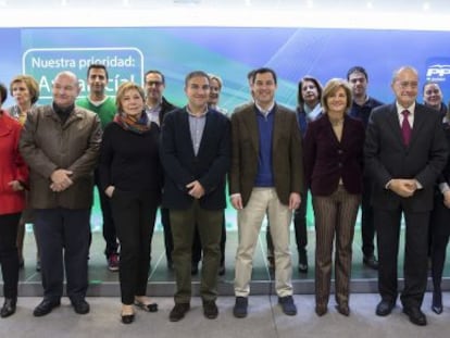 Moreno (en el centro), con los miembros de la candidatura por Málaga.