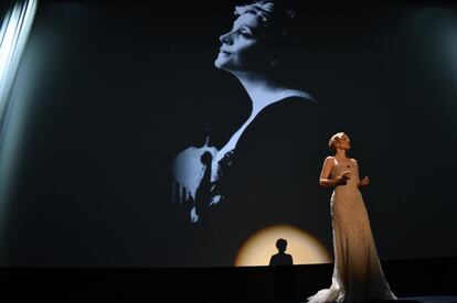 La anfitriona del festival, Sonia Bergamasco, habla en el escenario en la ceremonia de apertura del festival de cine de Venecia 2016 (Italia).