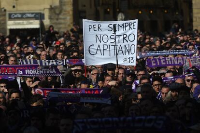 Aficionados de la Fiorentina muestran una pancarta donde se puede leer "Por siempre nuestro capitán".