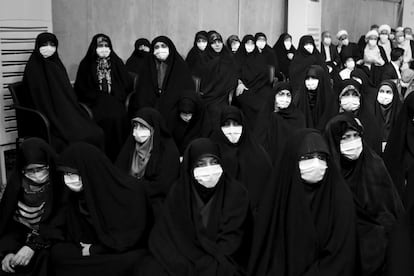 Mujeres musulmanas con velo en la ciudad de Teherán (Irán), este lunes. 