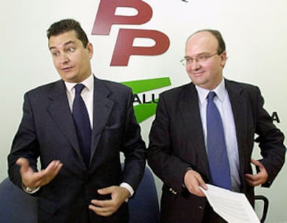 Antonio Sanz (izquierda) y Luis Martín, ayer, en la sede del PP de Córdoba.