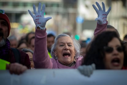 Una mujer con guantes blancos, durante la protesta por el centro de Madrid. La marcha convocada este domingo a mediodía por la Federación de Asociaciones en Defensa de la Sanidad Pública (Fadsp), en la que se integran 74 colectivos sociales, tiene por objetivo defender la sanidad pública y protestar contra el “desmantelamiento” de la atención primaria que, a su juicio, está llevando a cabo el Gobierno de Isabel Díaz Ayuso en la región.