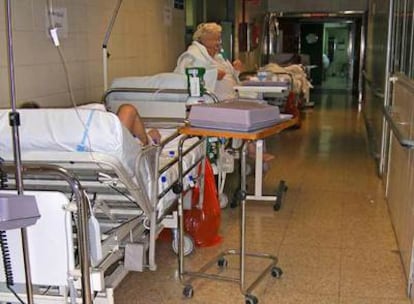 Pacientes ingresados en los pasillos del hospital La Paz por la falta de camas.