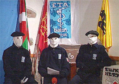 Imagen de la televisión autonómica vasca, ETB, en la que tres encapuchados de ETA dan un comunicado.