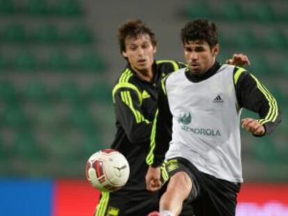 Diego Costa y Ander Itturage pugnan por el balón.