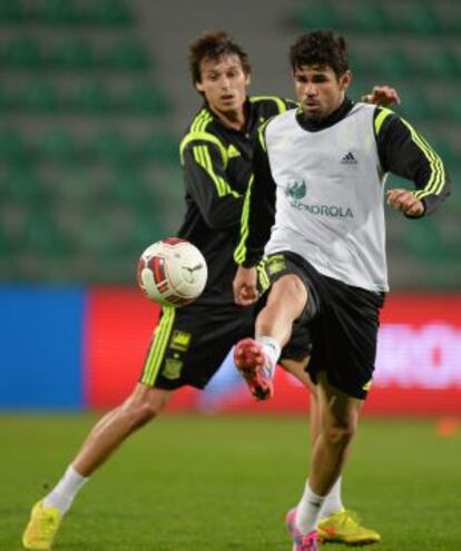 Diego Costa y Ander Itturage pugnan por el balón.