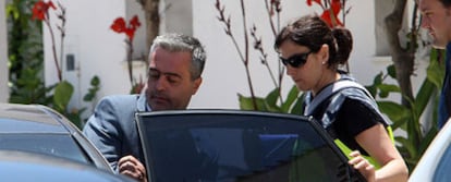 La policía introduce en un vehículo al alcalde de Estepona, el socialista Antonio Barrientos, tras  detenerlo en su domicilio.