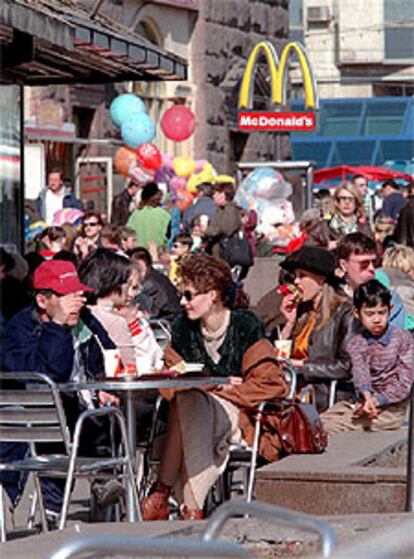 Terraza de un restaurante McDonald&#39;s en Moscú.