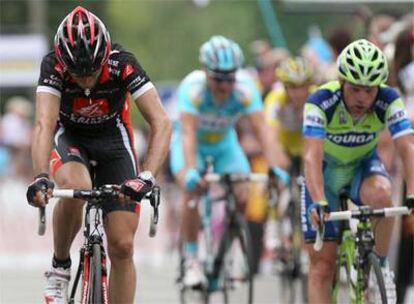El ciclista español del Caisse d'Epargne Alejandro Valverde (izq.), segundo y el italiano del Liquigas, Danilo Di Luca (dcha.),tercero, entran en la meta