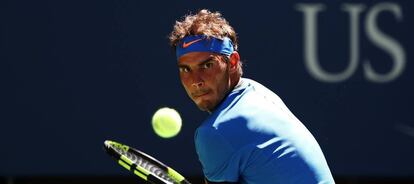 Nadal golpea la pelota en su estreno, frente a Istomin.